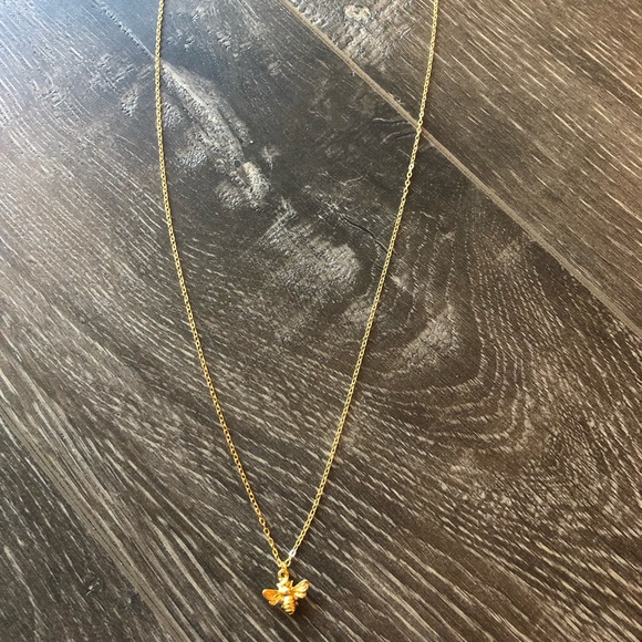 Jewelry - Delicate honeybee 🐝 gold necklace